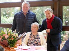 Madame Marie-Louise Bastien entourée Monsieur Pueyo, maire de la Ville d’Alençon, Monsieur Mathieu, maire-adjoint en charge des Solidarités à l'occasion de ses 106 ans
