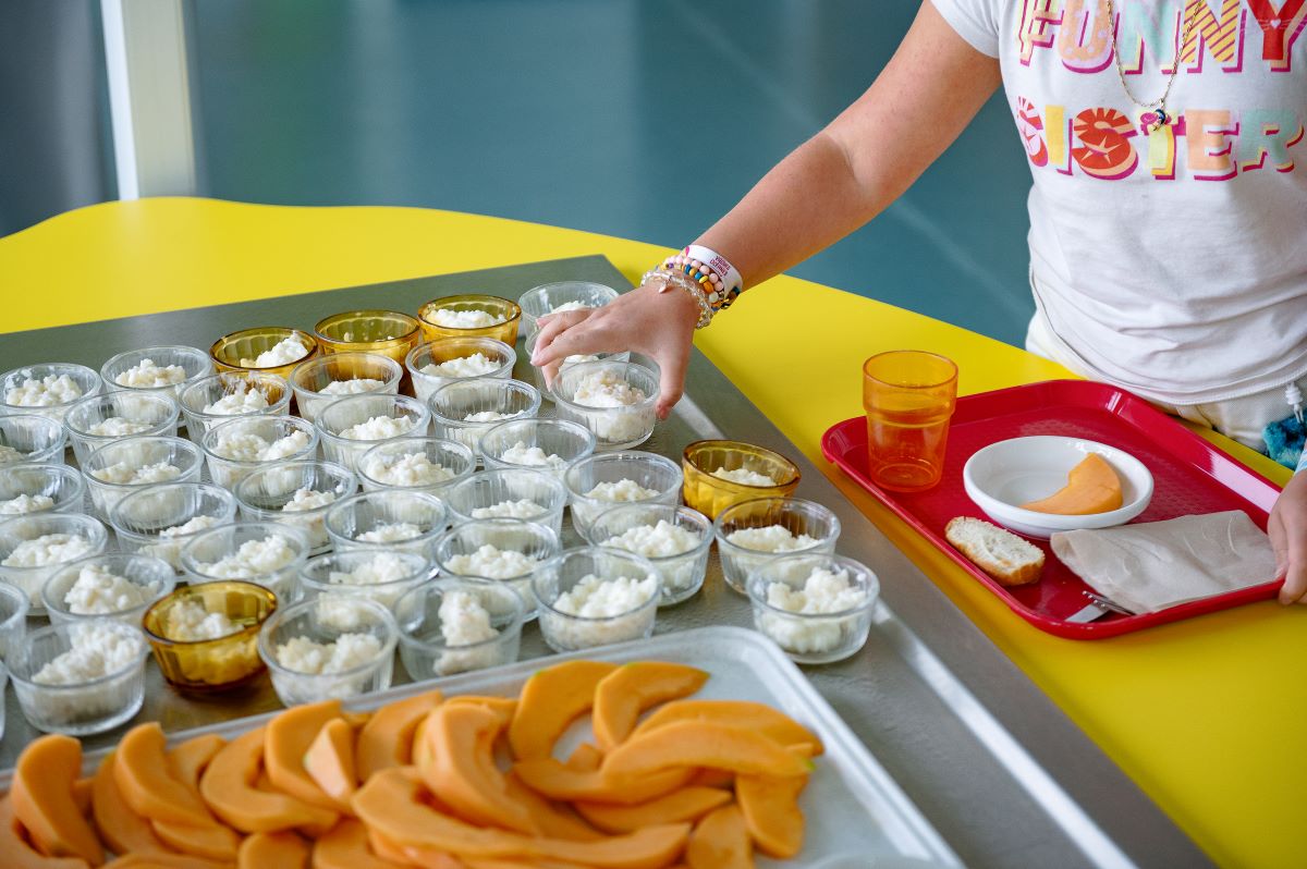 illustration d'un enfant se servant à la cantine